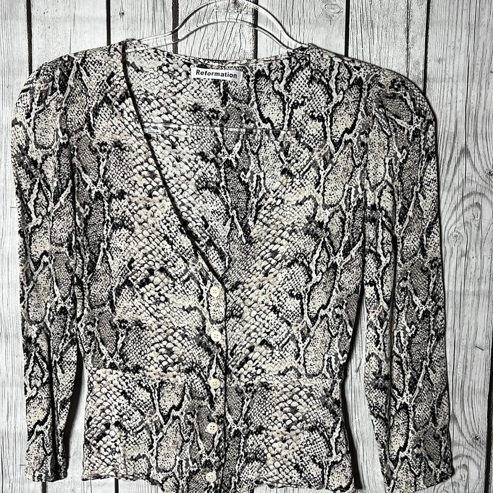 Reformation 4 Snakeskin Patterned V Neck Button front Blouse size 6 - Picture 2 of 8